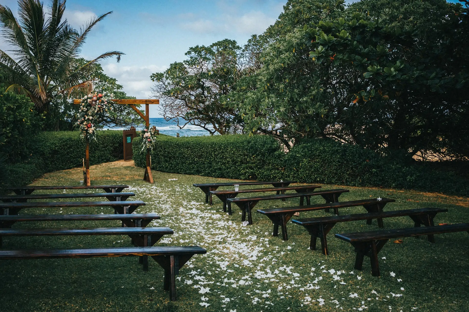 Trädgårdsbröllop i den blommande grönskan