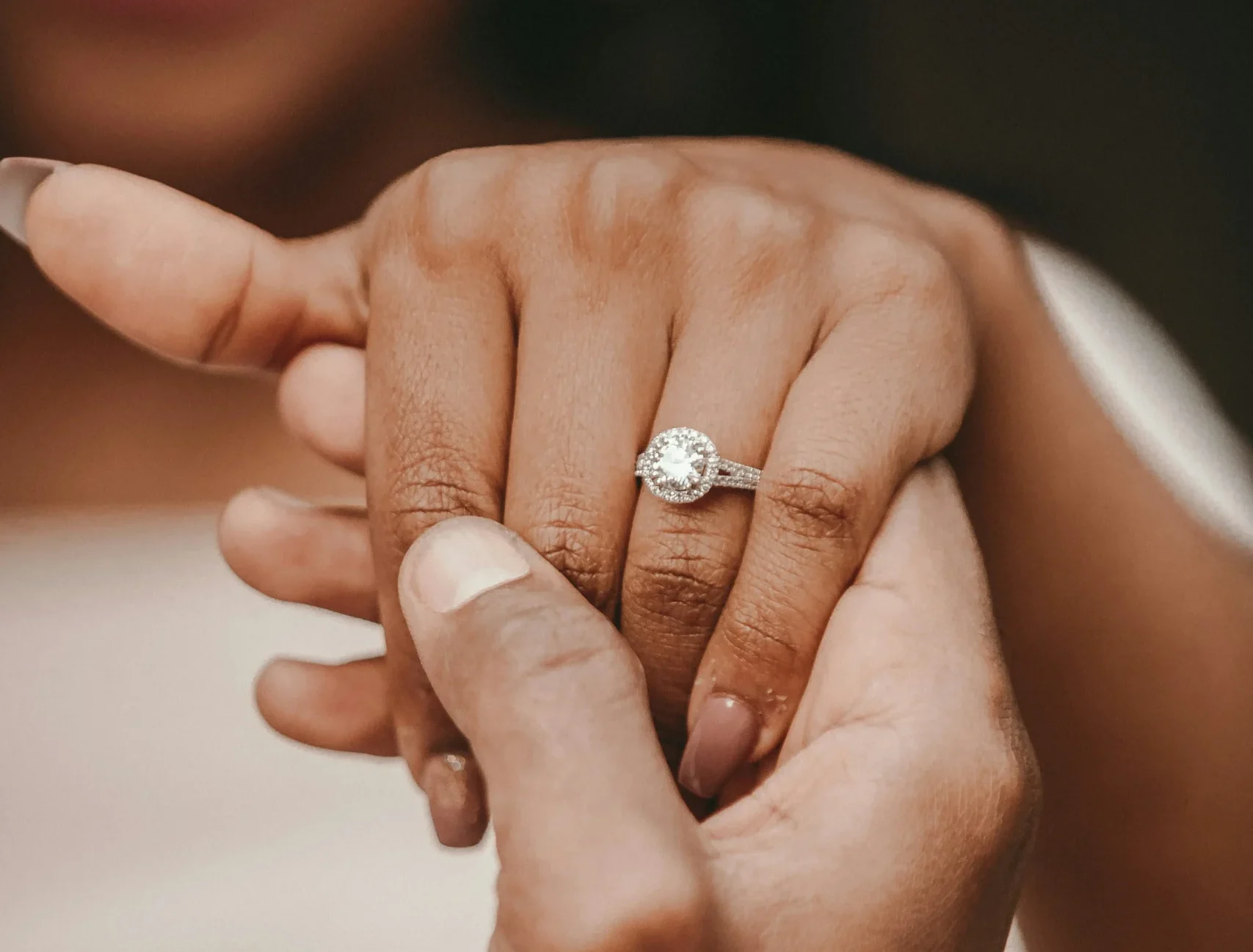Ring med diamant till förlovning